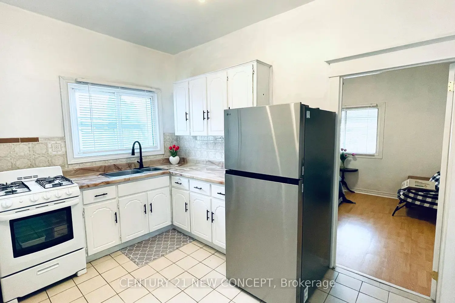 106 Emerald Street photo 3