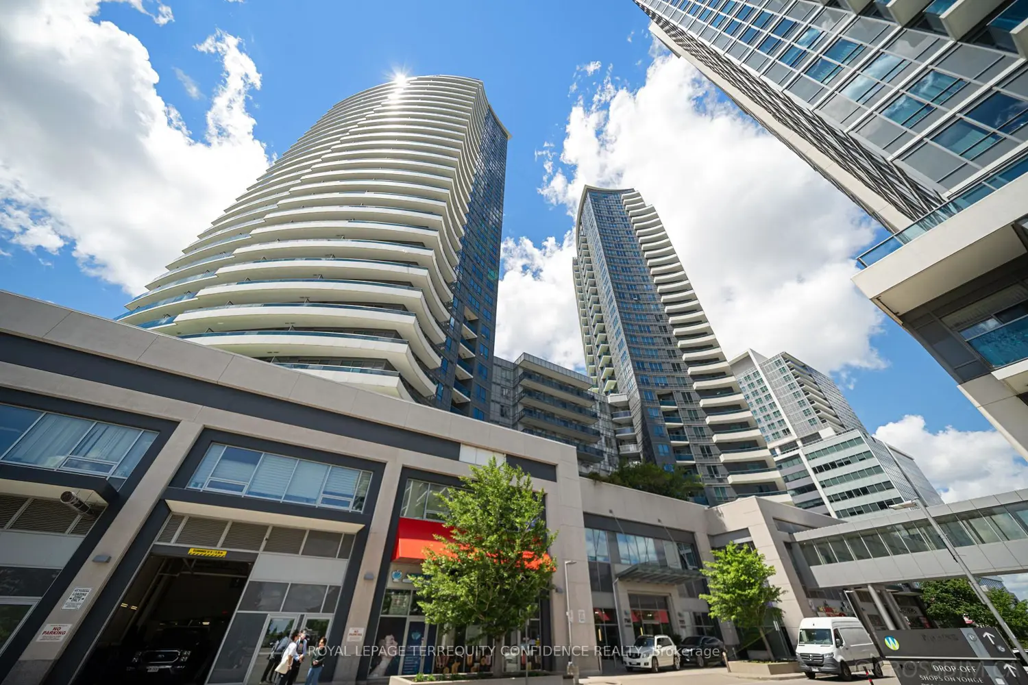 7161 Yonge Street 727 photo 2