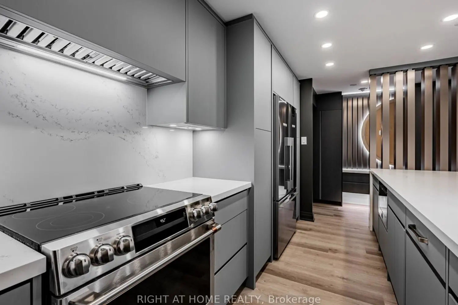 45 Carlton Street 1704 photo 4