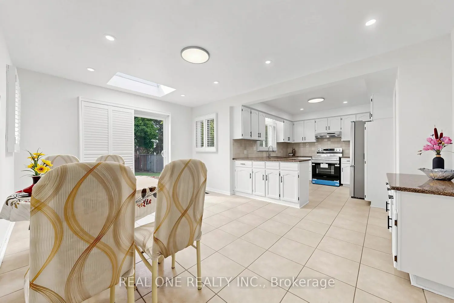 2027 Roy Ivor Crescent photo 2