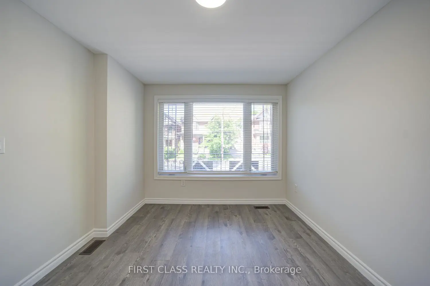 427 Leslie Street photo 3