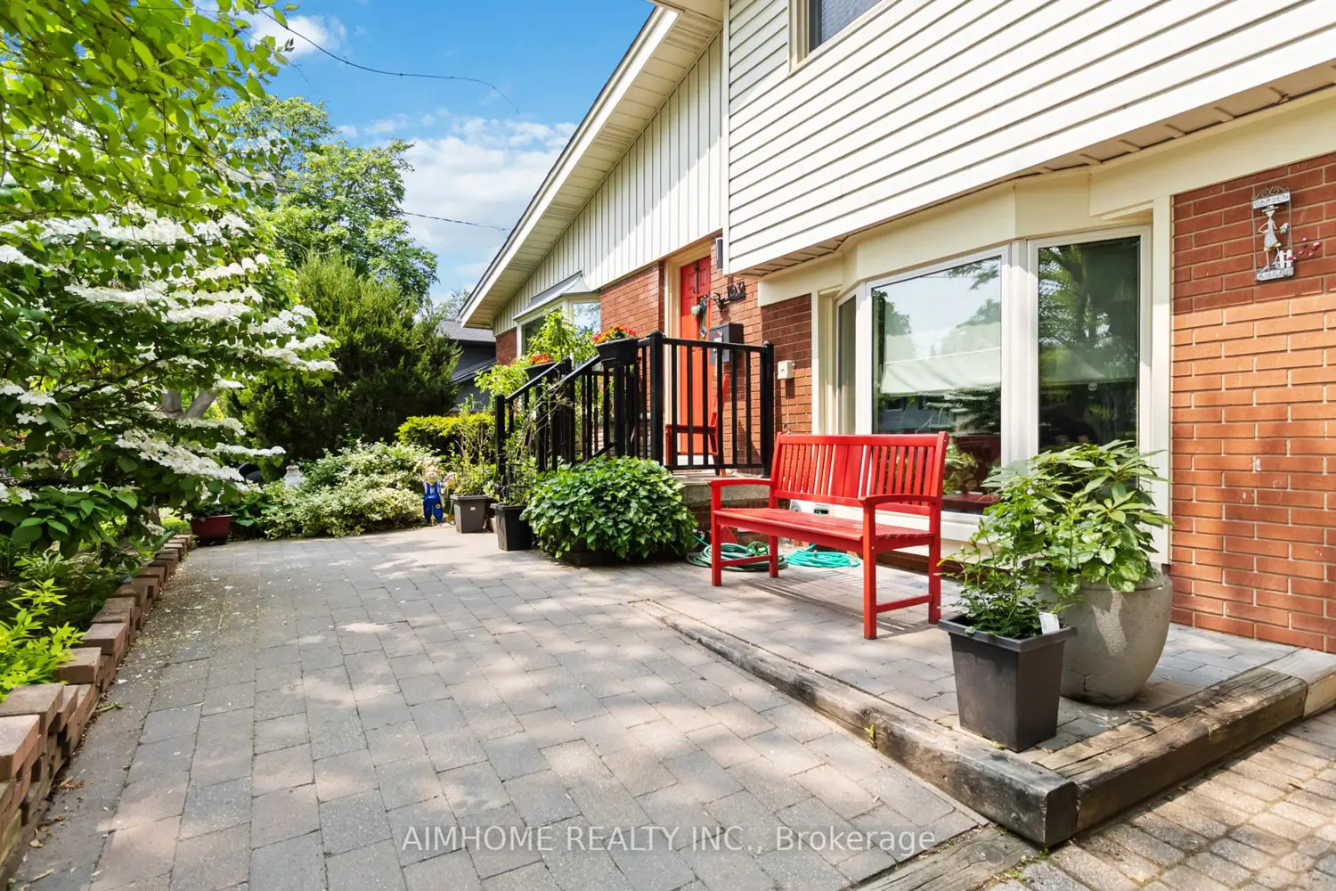 1031 Marley Crescent photo 2