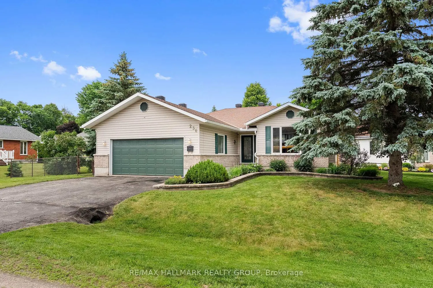 236 Vanier Crescent photo 3