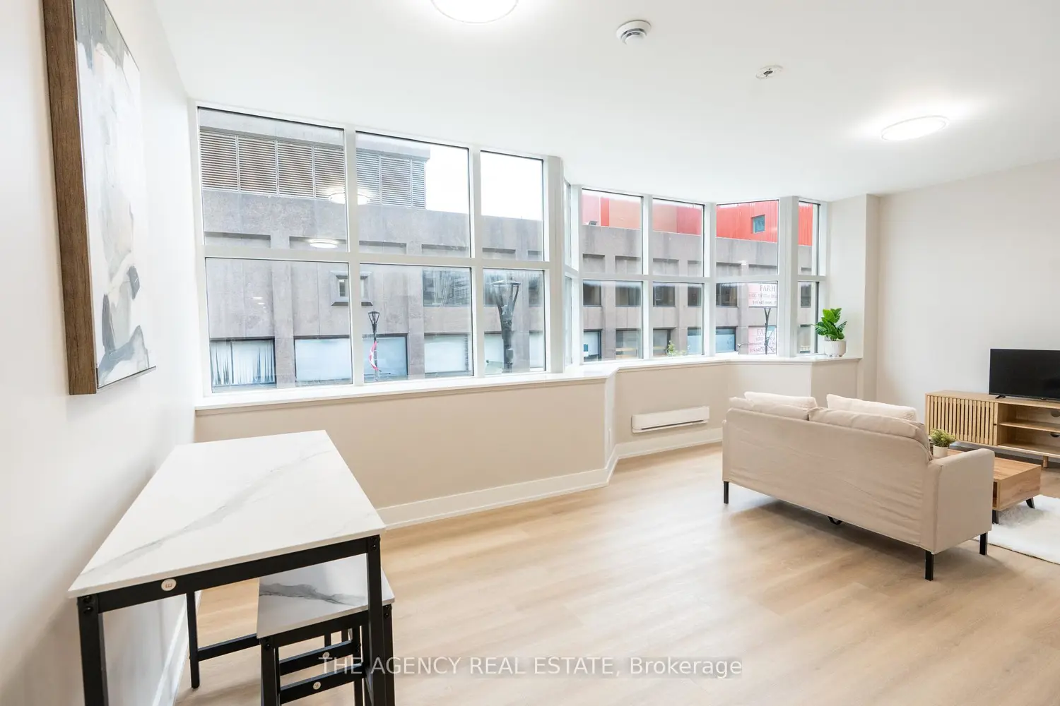 376 Richmond Street photo 3