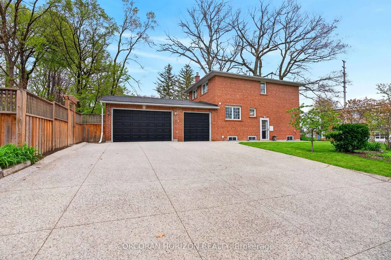 77 Mineola Road photo 2