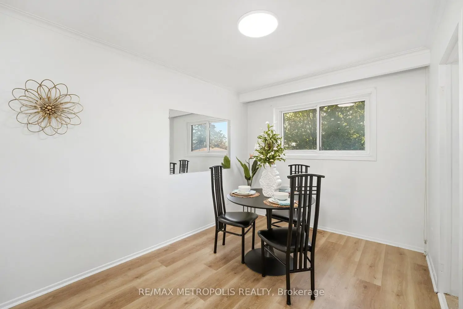 31 Langevin Crescent photo 5