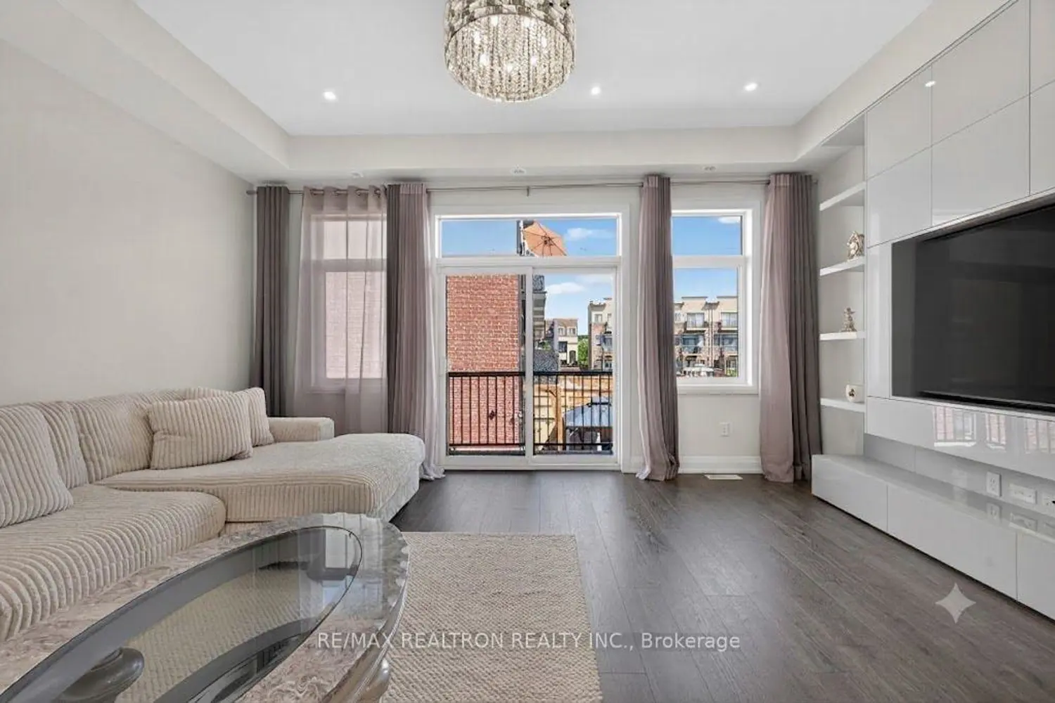 209 Arianna Crescent photo 2