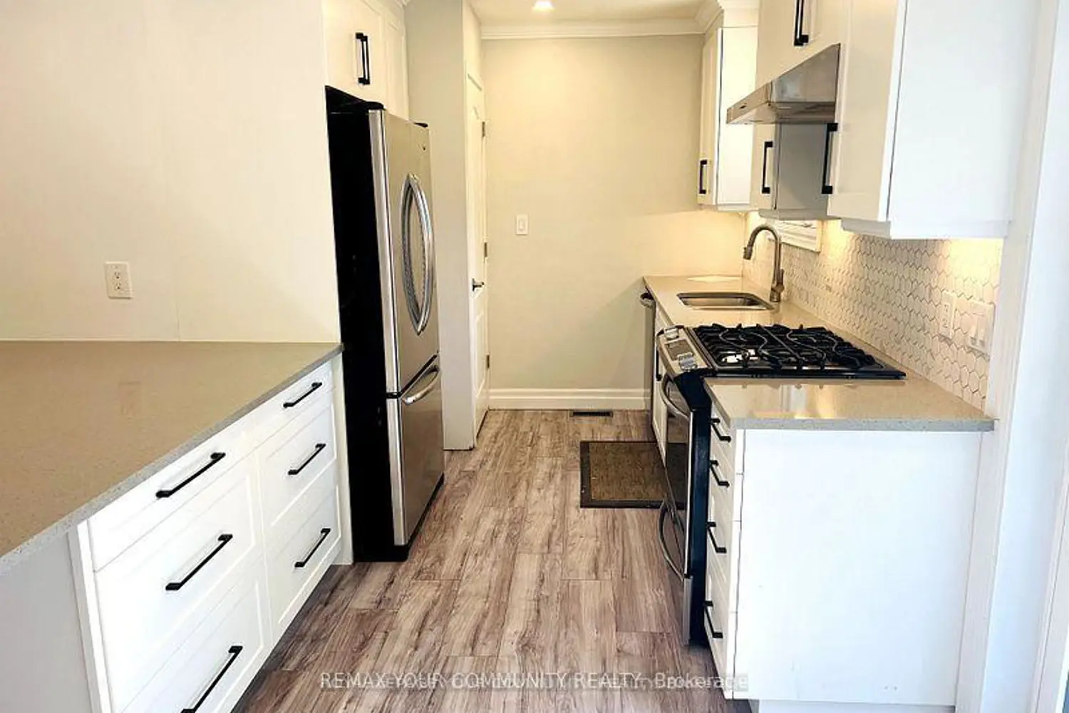 93 Westmount Drive photo 5