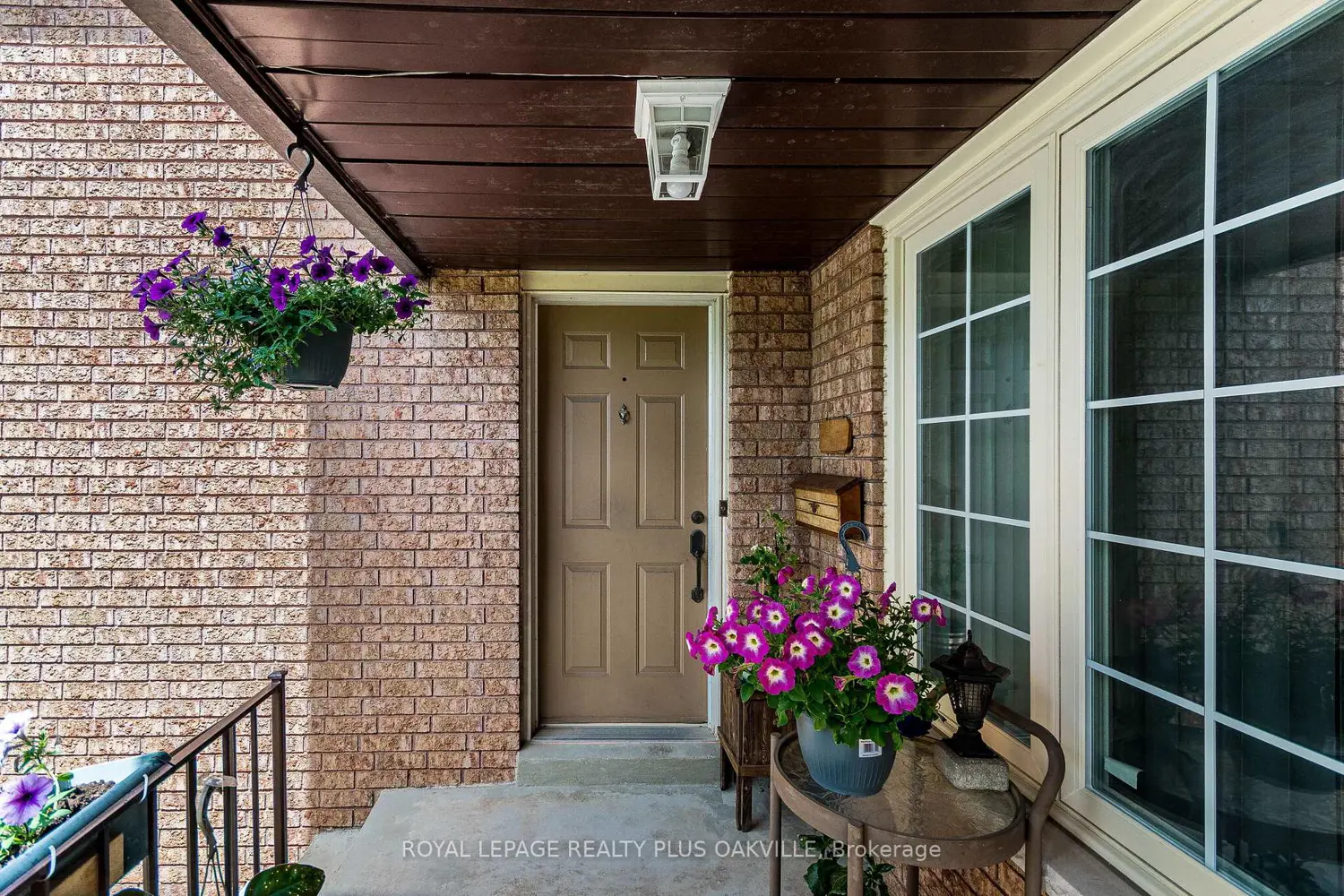 1520 Roseway Drive photo 2