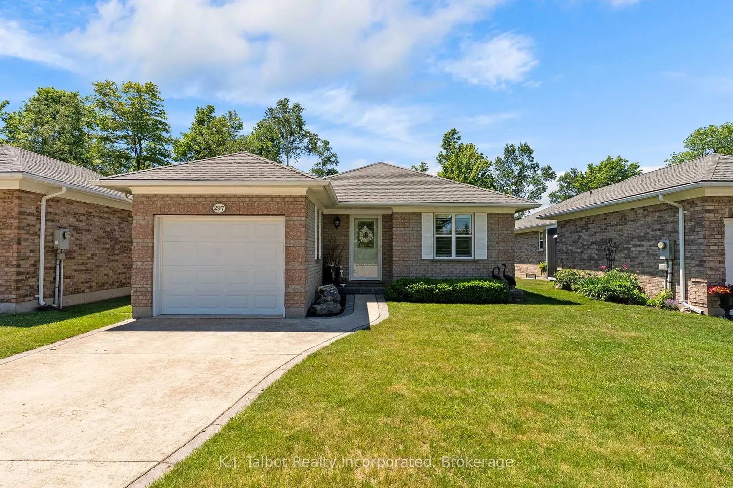 297 Bethune Crescent photo 2