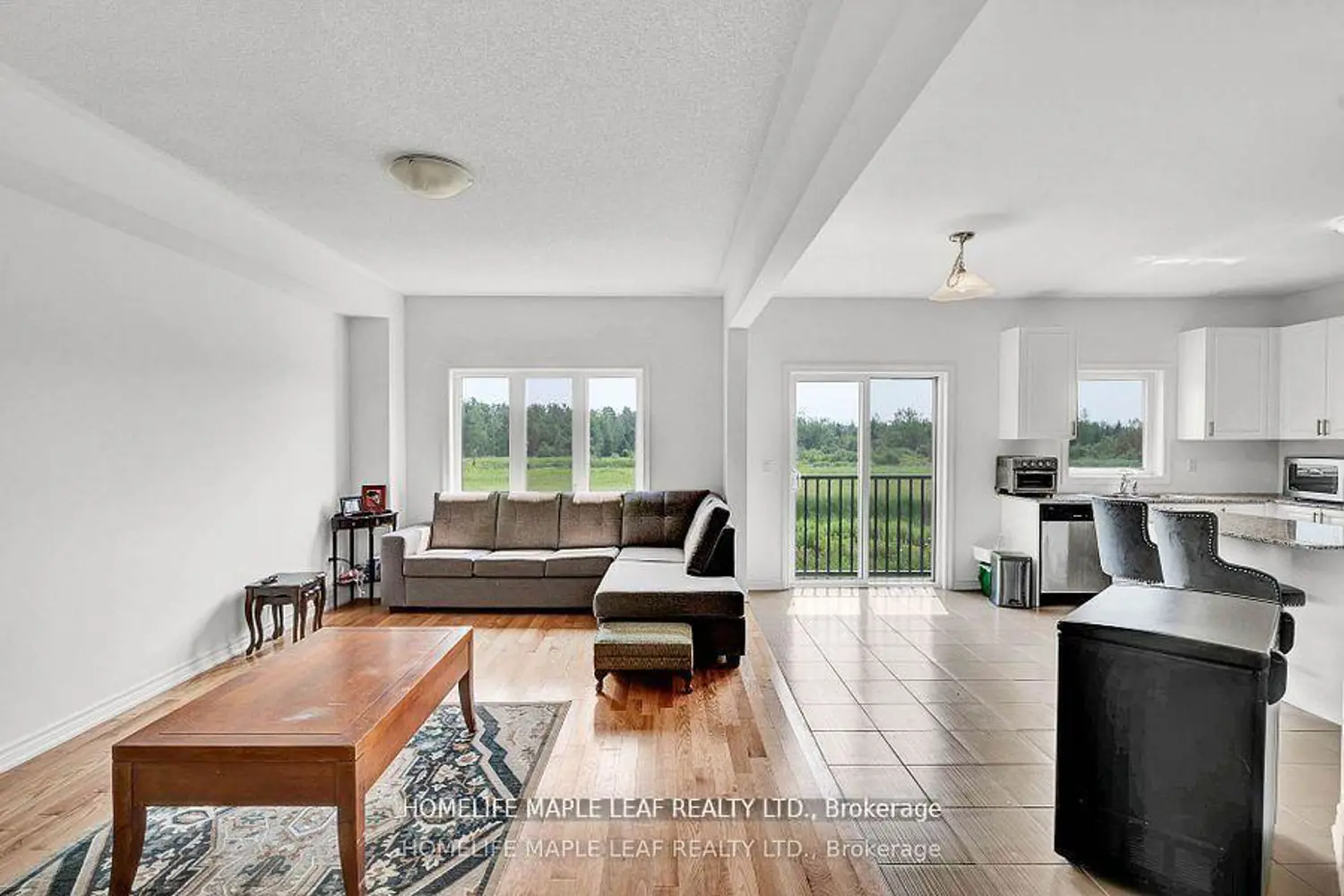 377 Russell Street photo 2