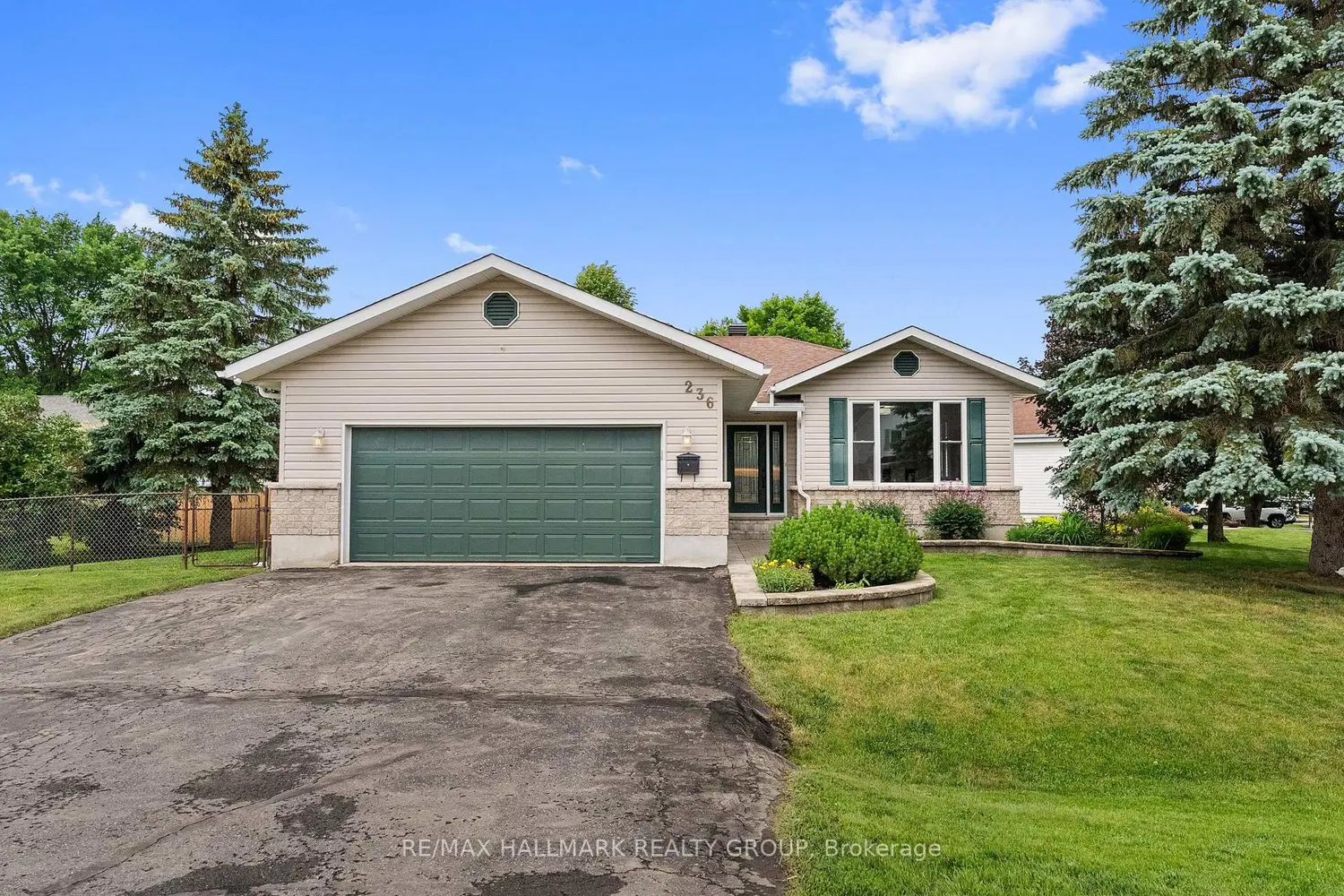 236 Vanier Crescent photo 2