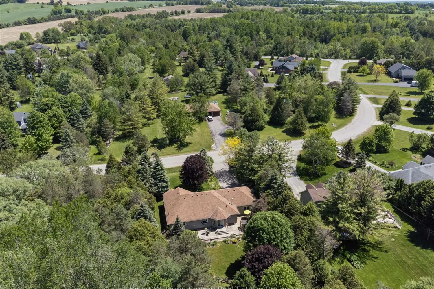 3915 Larose Crescent photo 5