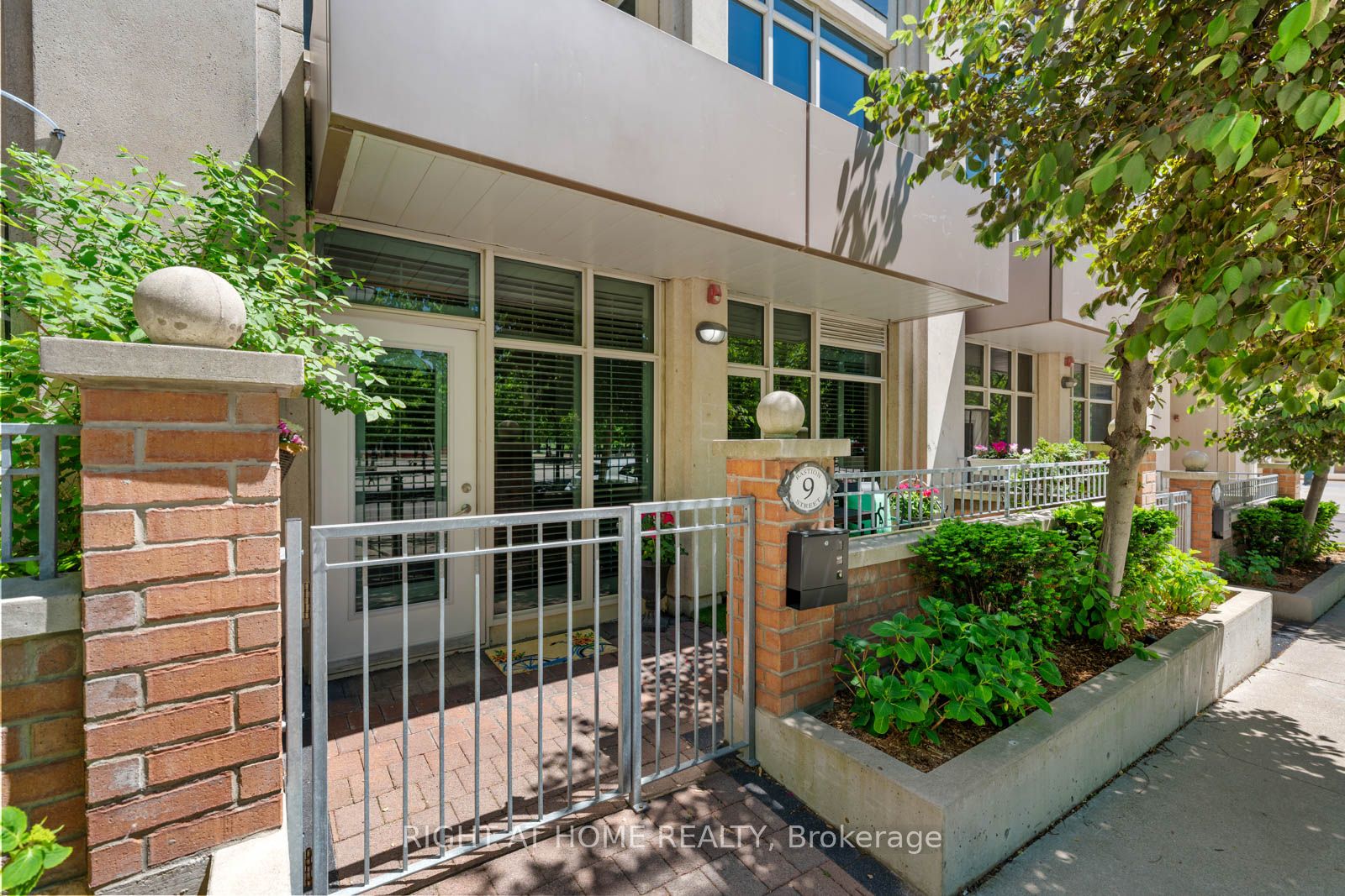 9 Bastion Street, Toronto, ON, M5V 1A4