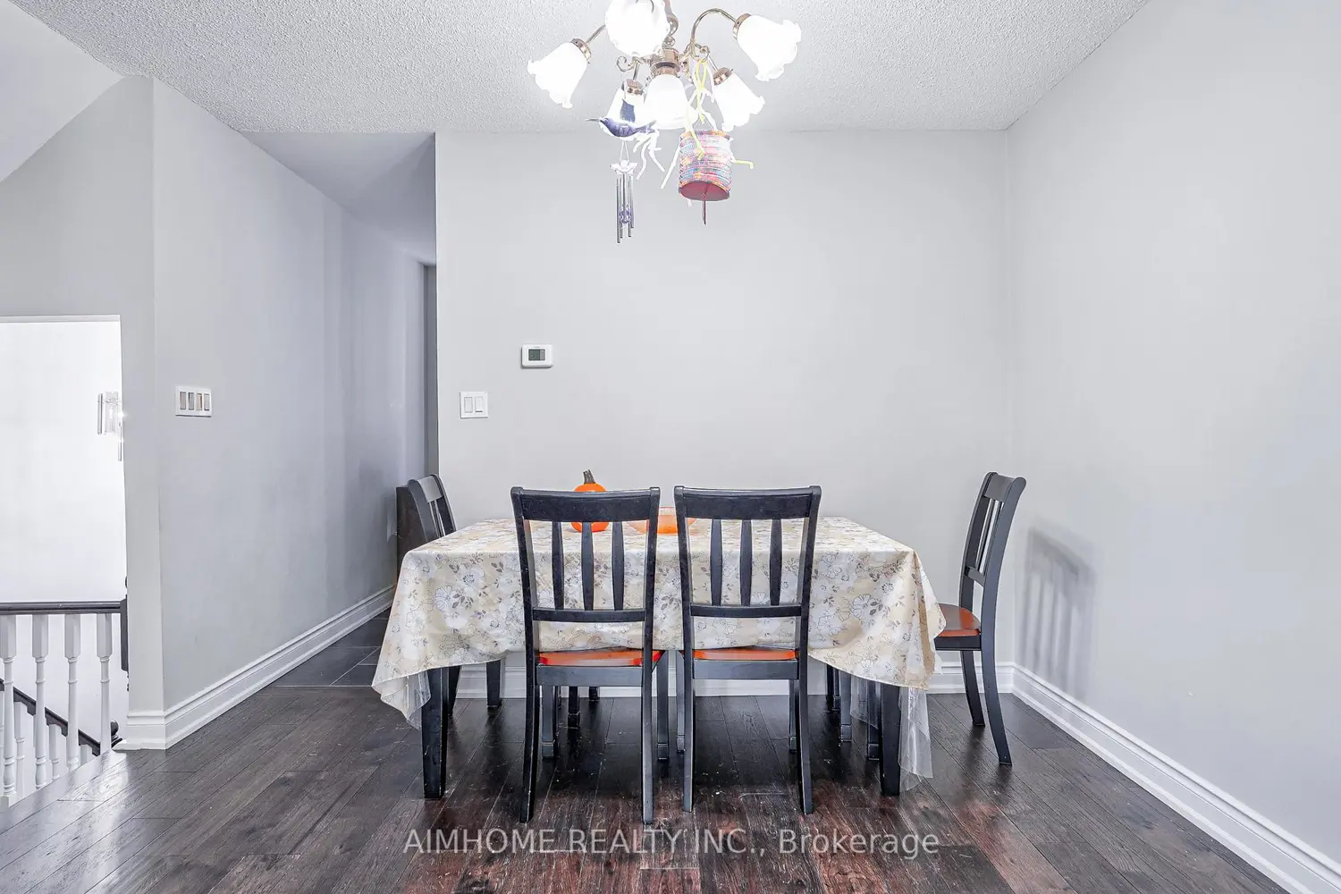 1692 John Street photo 3