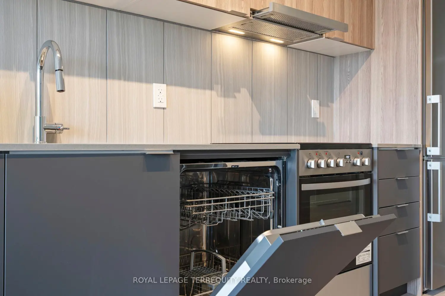 8 Tippett Road 809 photo 5