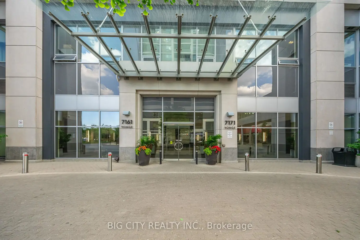 7161 Yonge Street 2425 photo 5