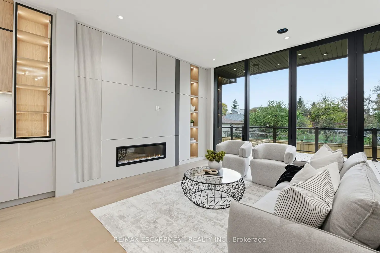 957 Halliday Avenue photo 4