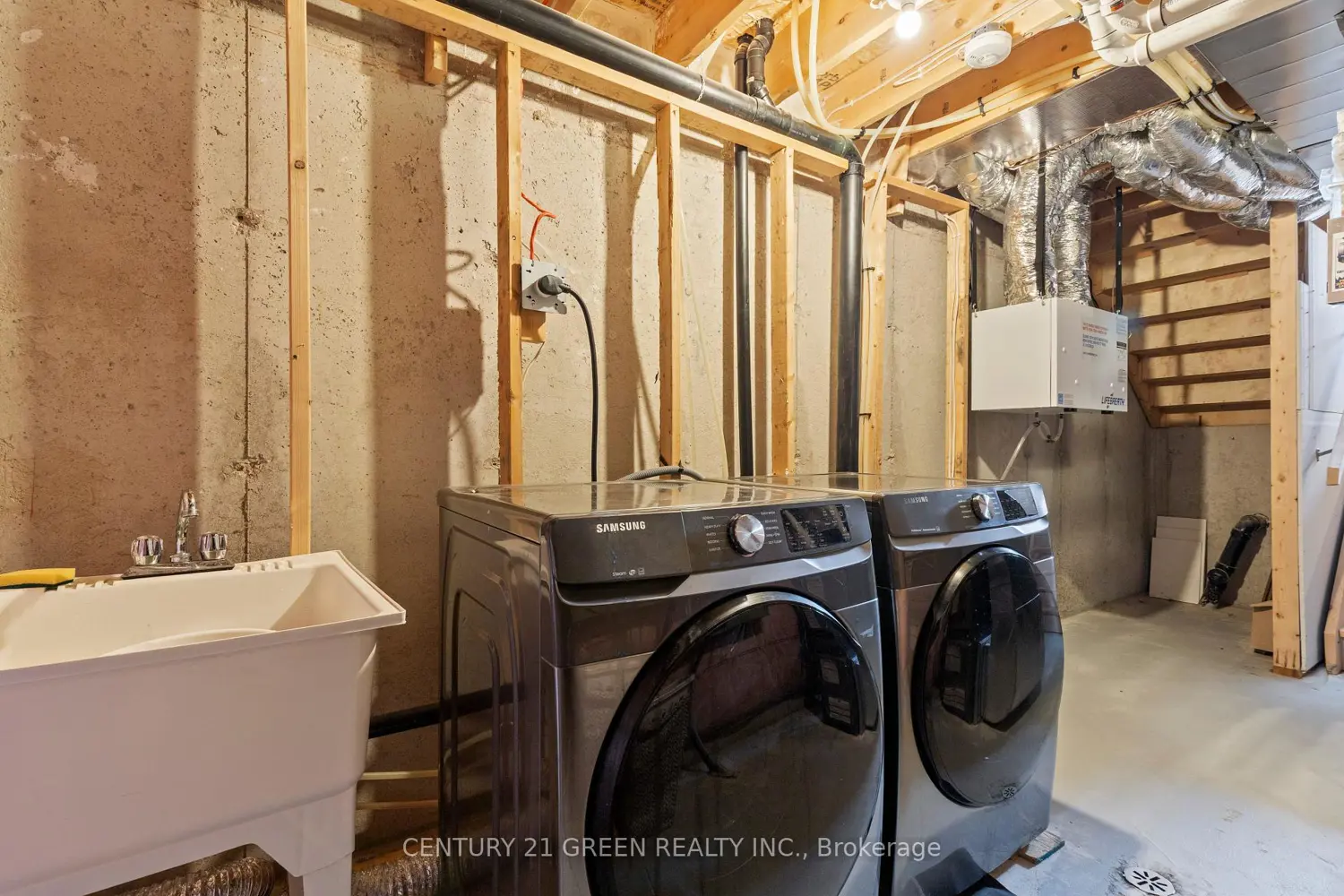 851 Sarnia Road photo 5