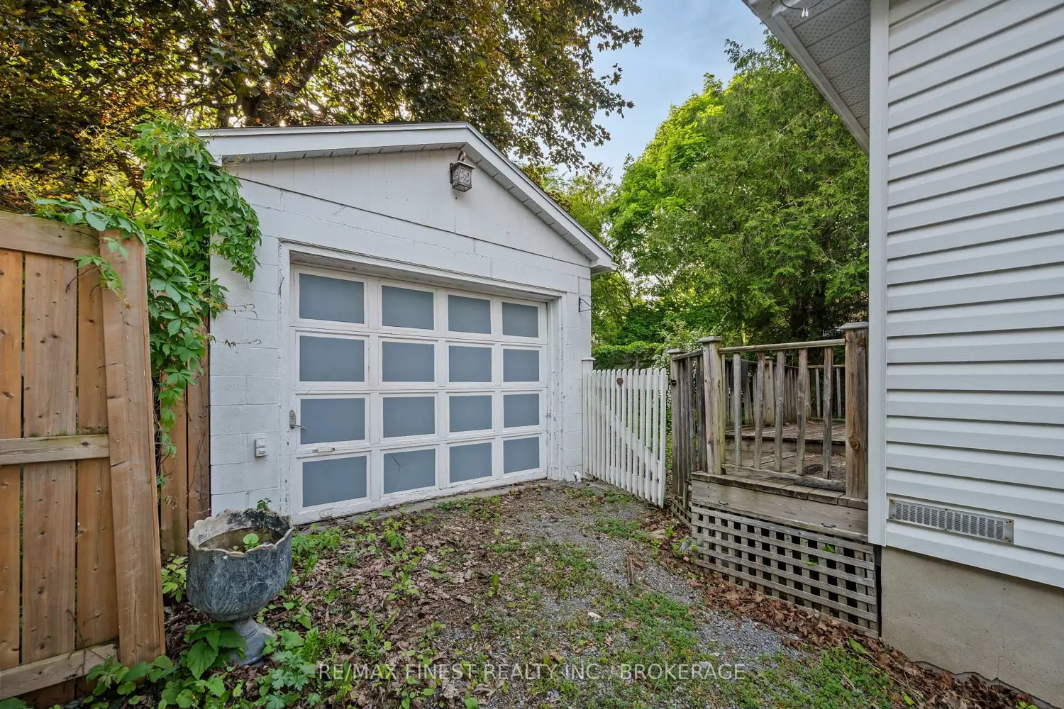 476 Victoria Street photo 3