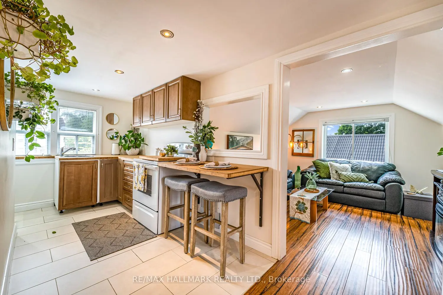 225 Innisfil Street photo 2
