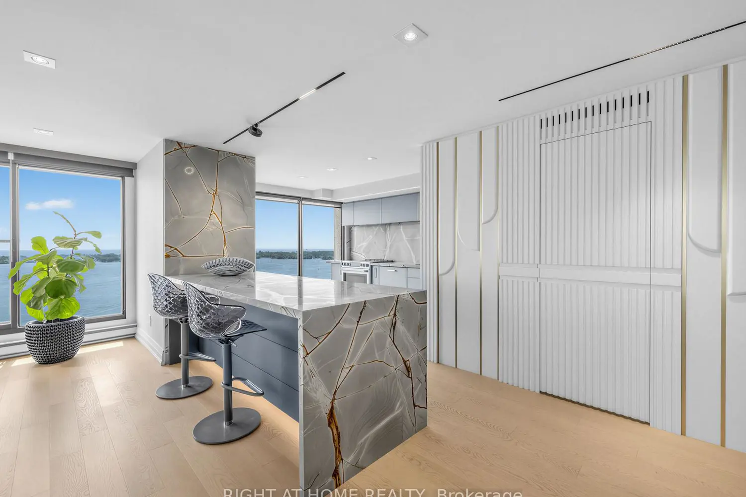 65 Harbour Square 2202 photo 3