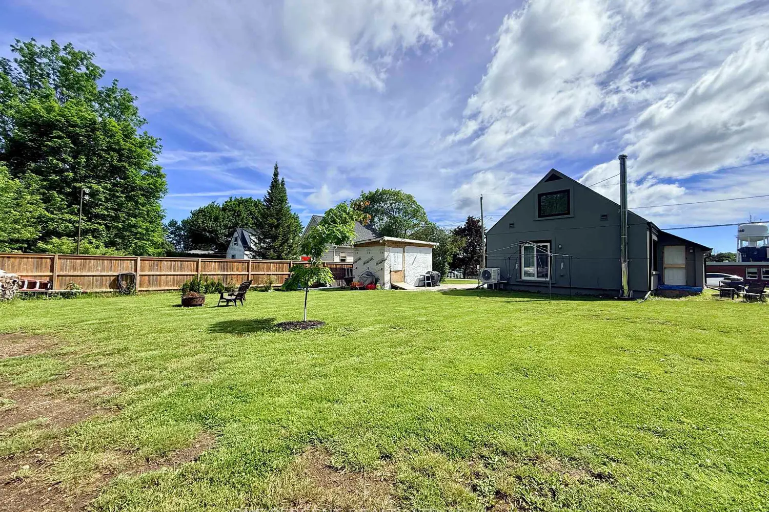 92 Noble Street photo 2