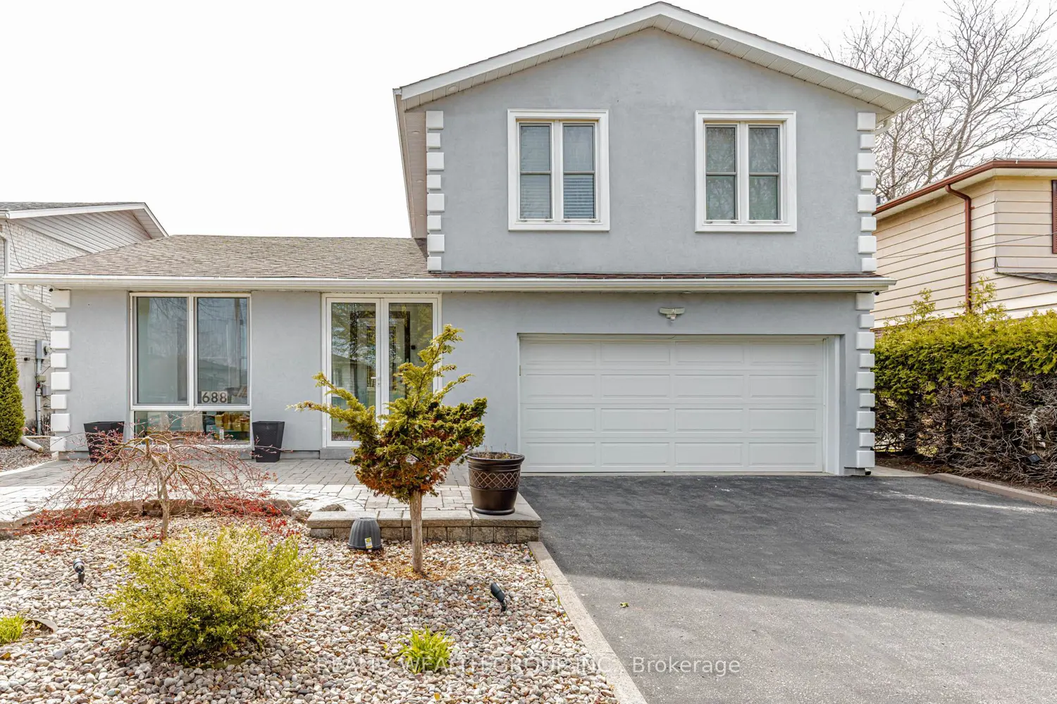 688 Antigua Crescent photo 2