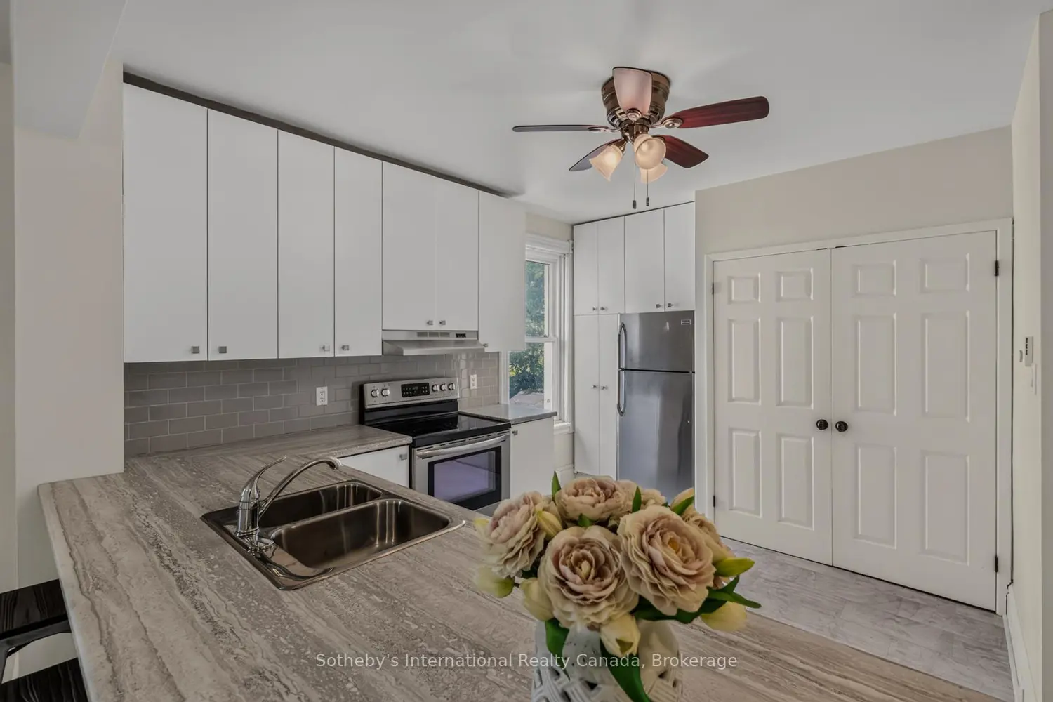 128 Douglas Street photo 4