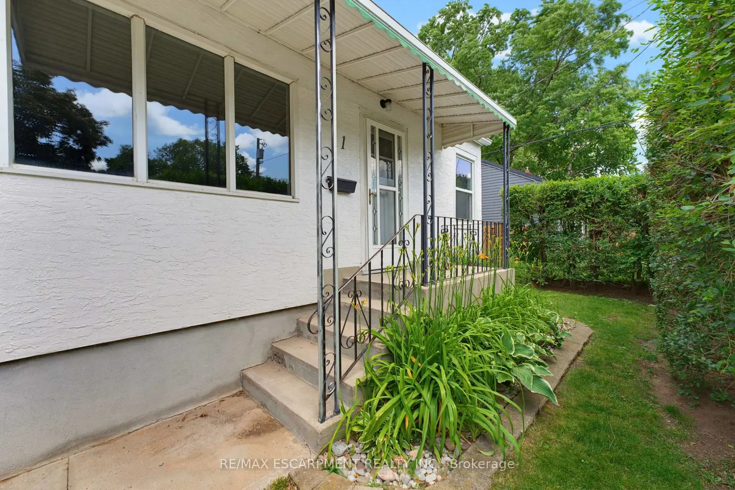 1 Byron Place photo 2