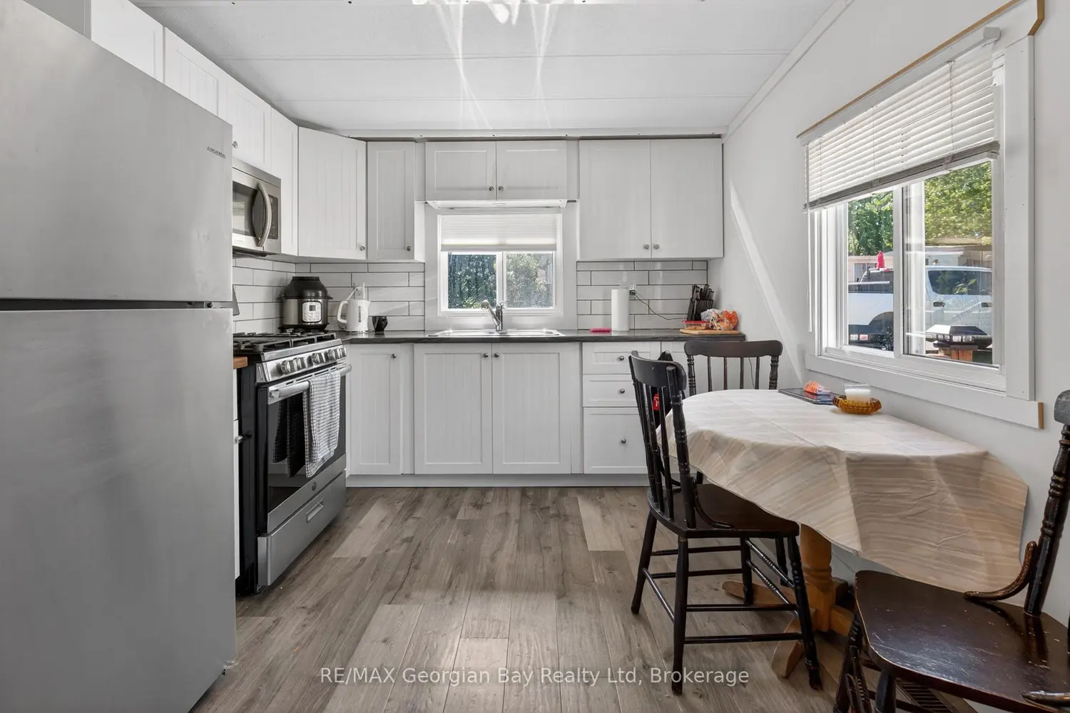 24 Lakeshore Road photo 4