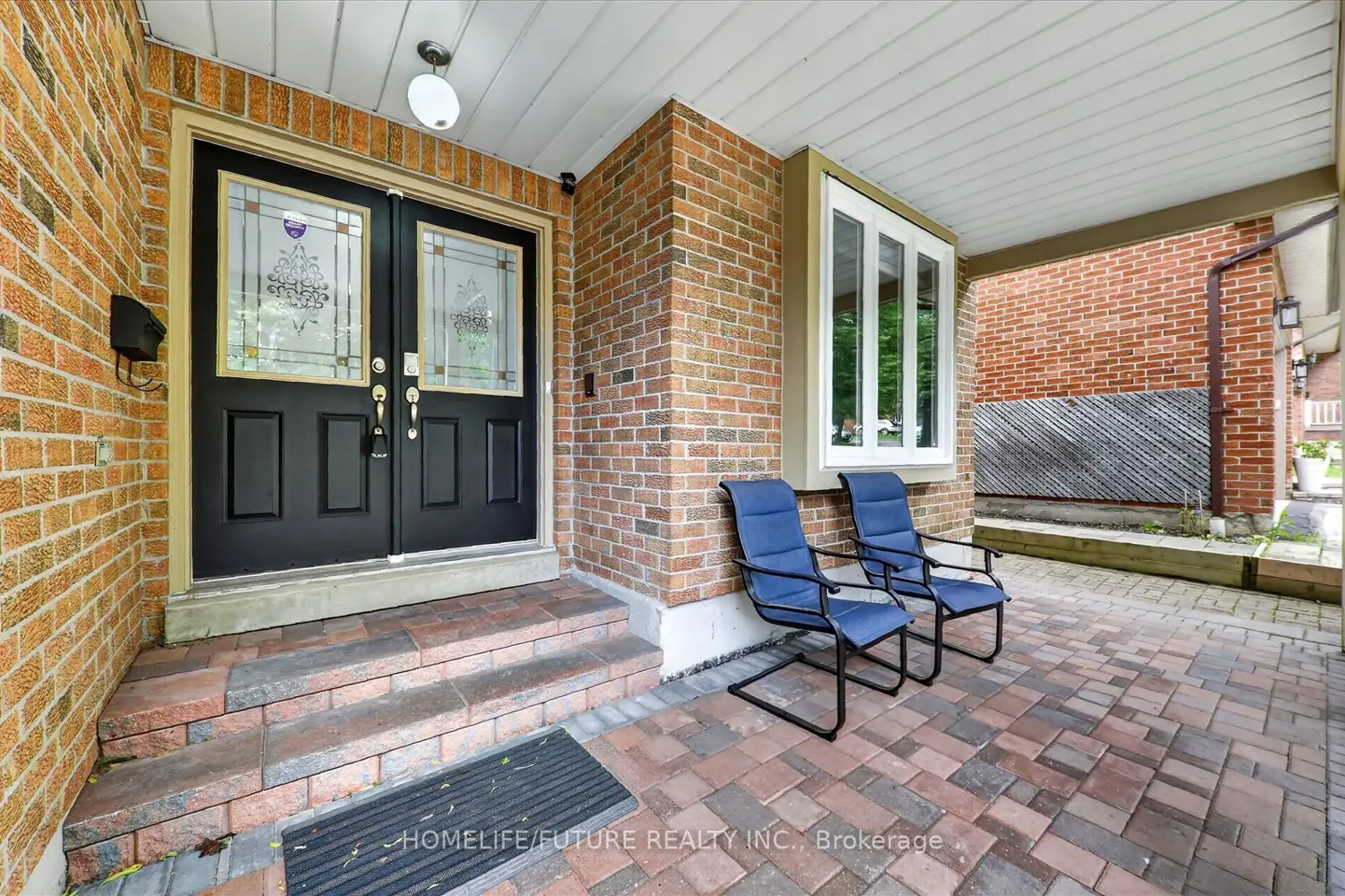1580 Heathside Crescent photo 4