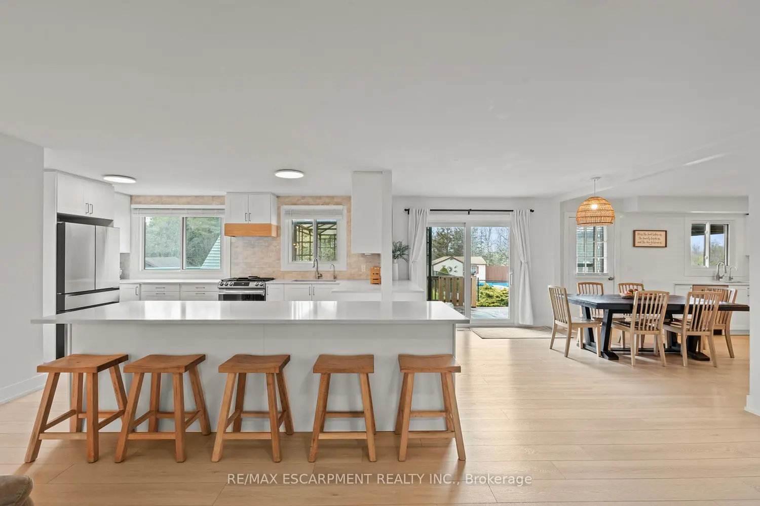 5090 Blackheath Road photo 4