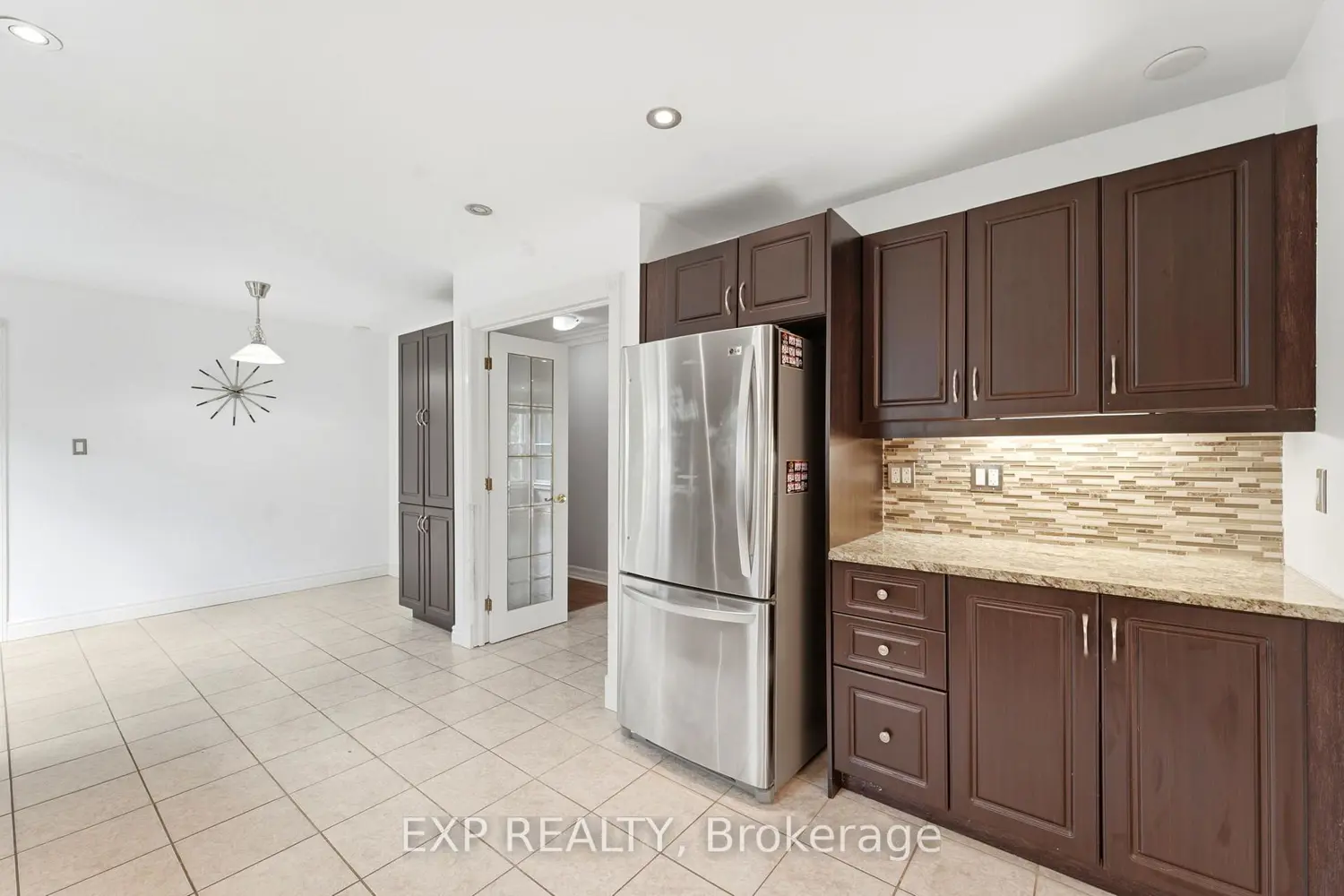 956 Gold Crescent photo 2