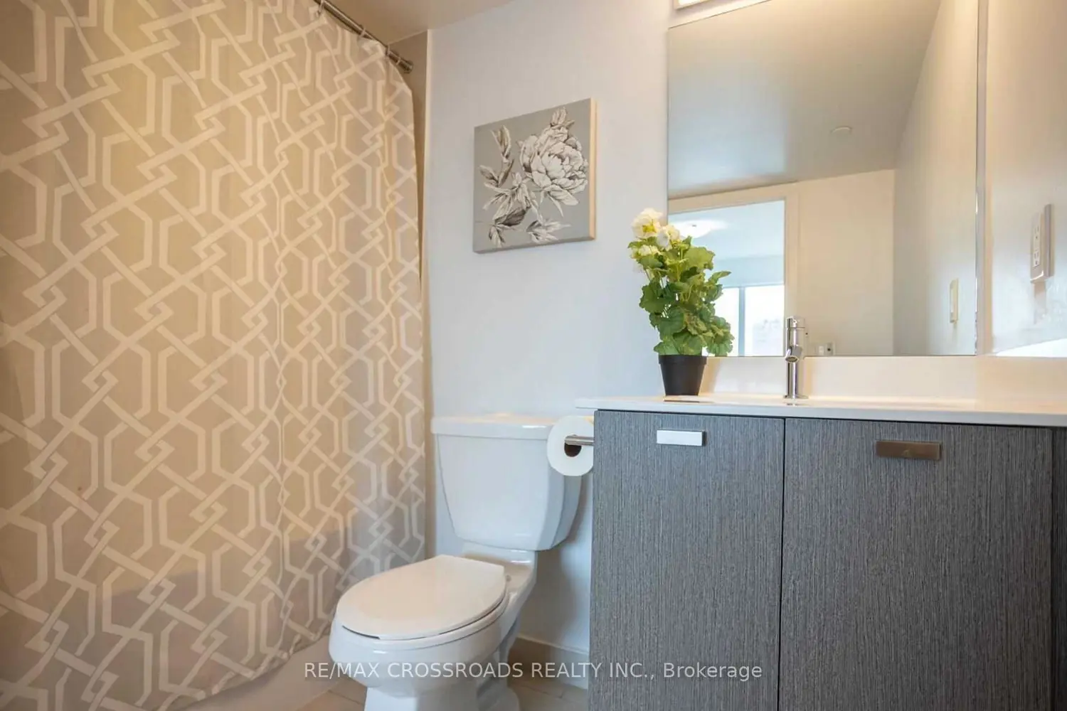275 Village Green Square 525 photo 5