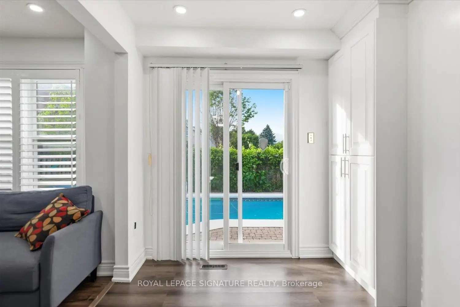 1778 Silverthorn Square photo 4