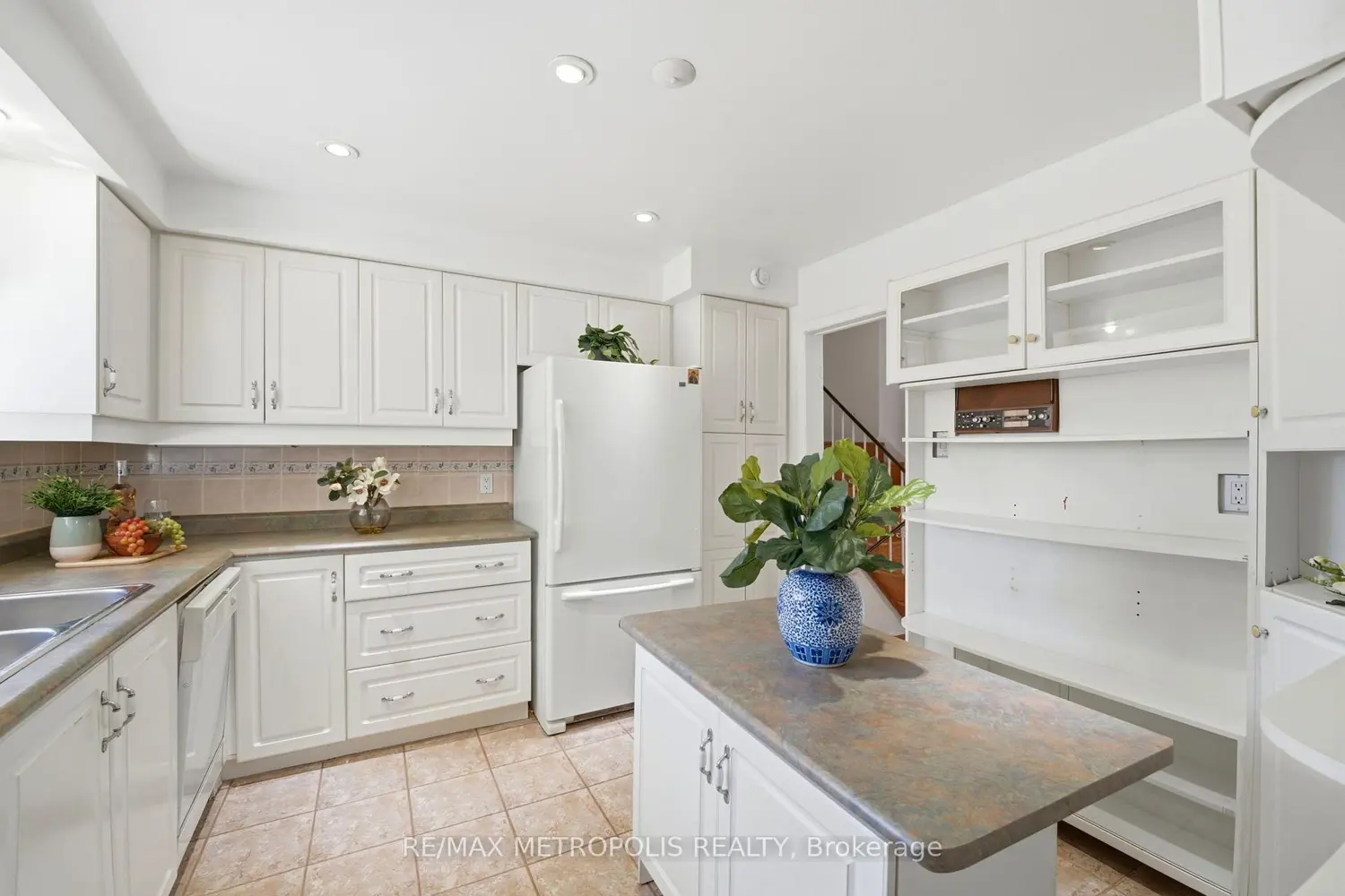 31 Langevin Crescent photo 4