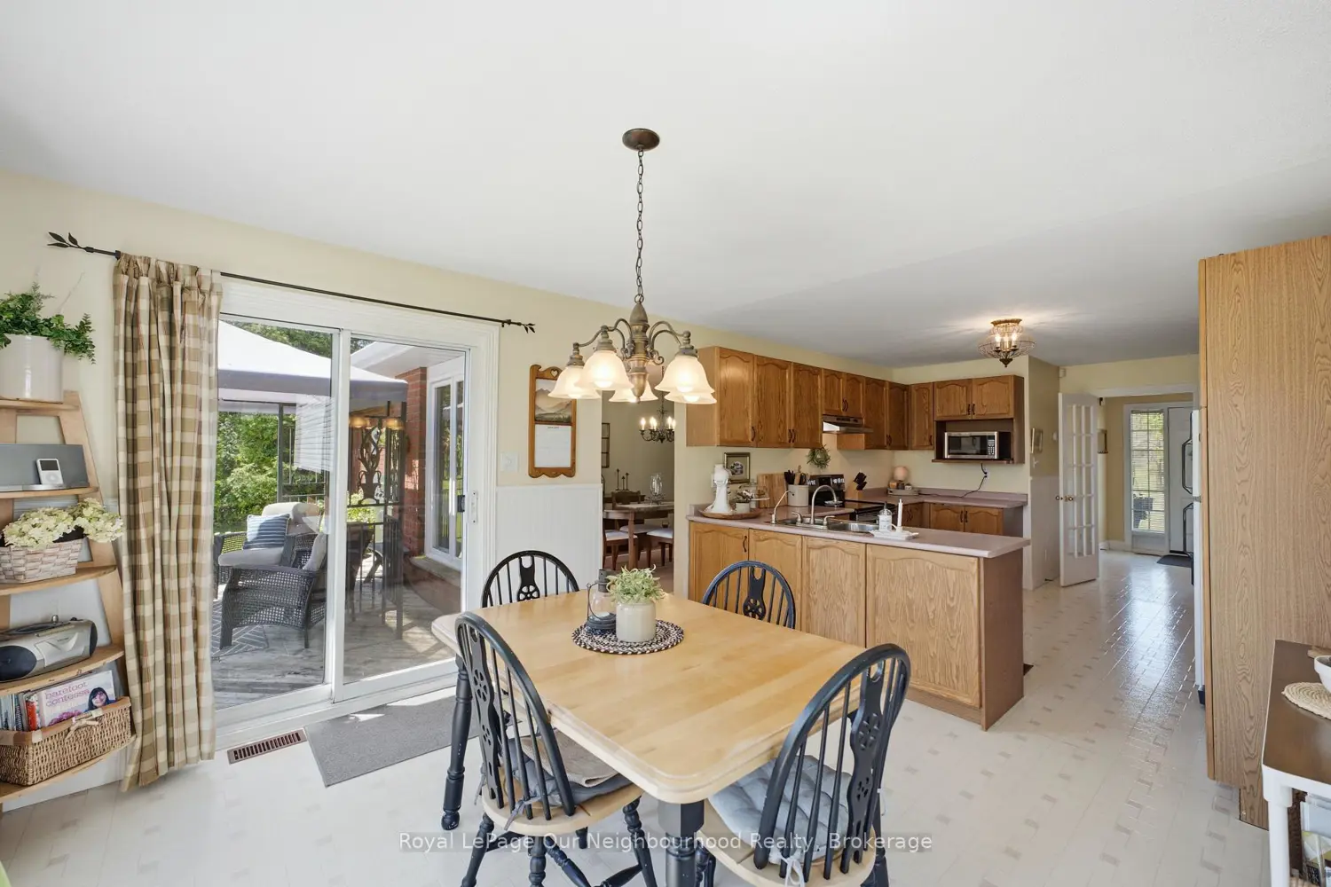 3839 Larose Crescent photo 4