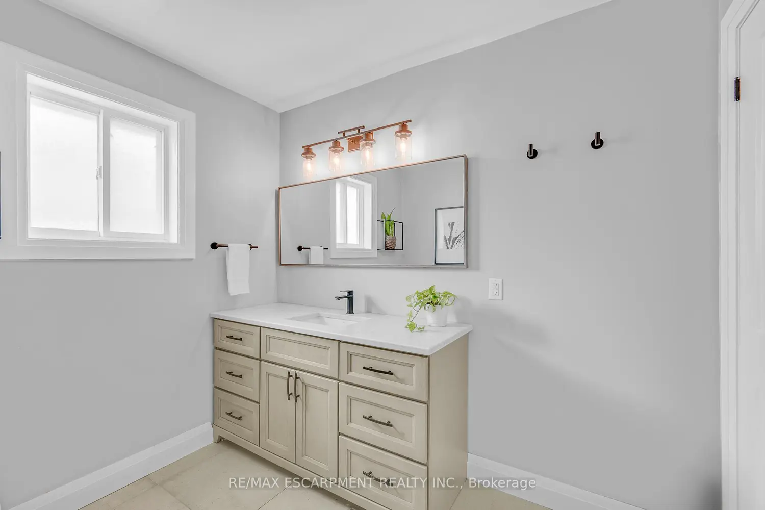 4014 Jarvis Crescent photo 5