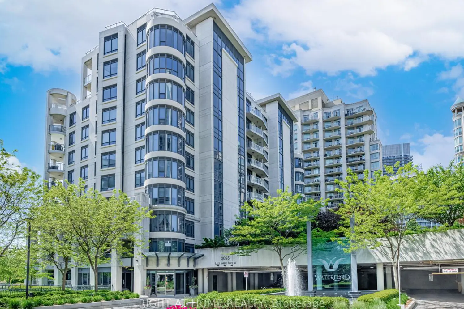 2095 Lake Shore Boulevard Lph19
