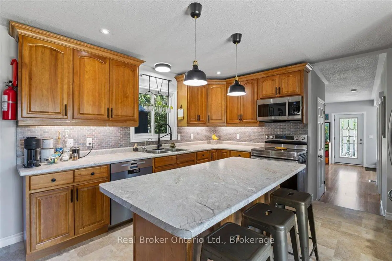 732 Arthur Street photo 3