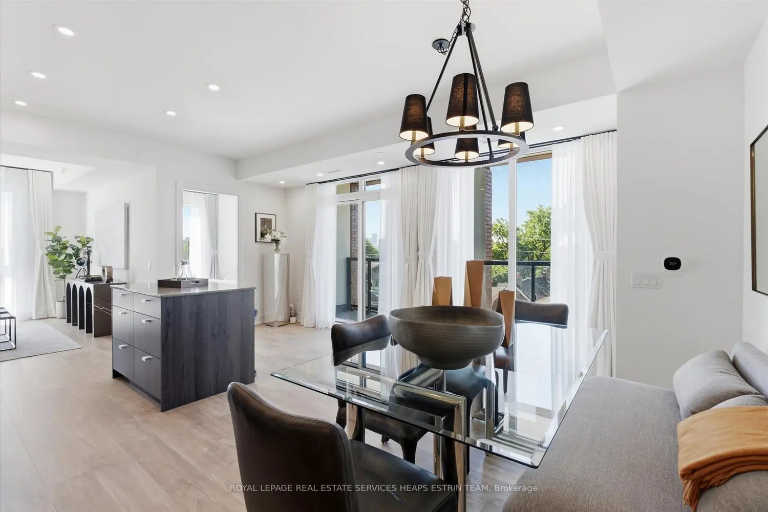858 Dupont Street 328