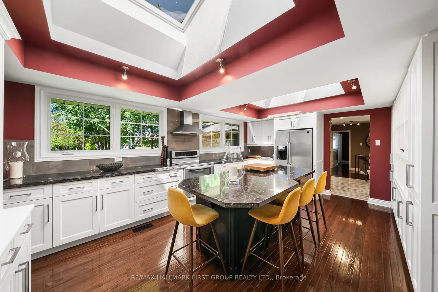 1889 Appleview Road photo 4