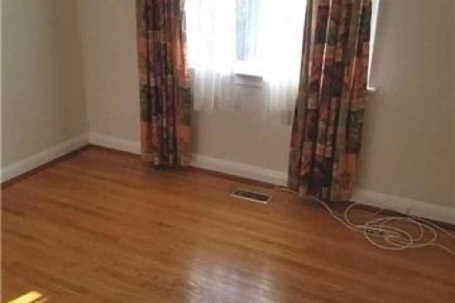 216 Wales Crescent photo 3