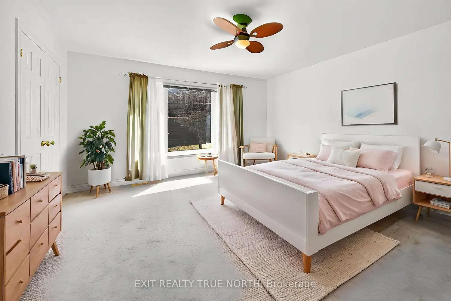 1021 Whitney Crescent photo 5
