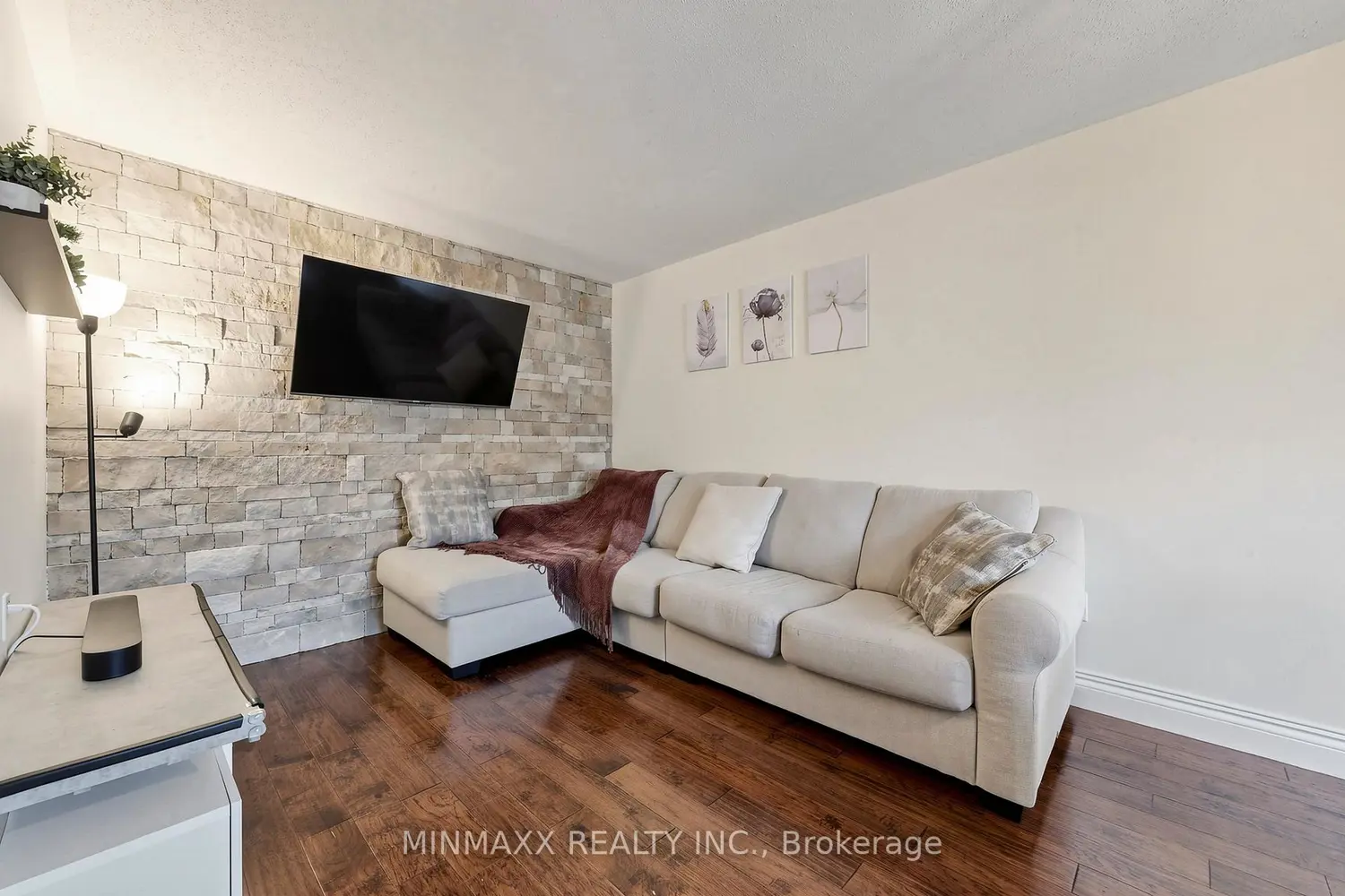 636 Frank Place photo 4