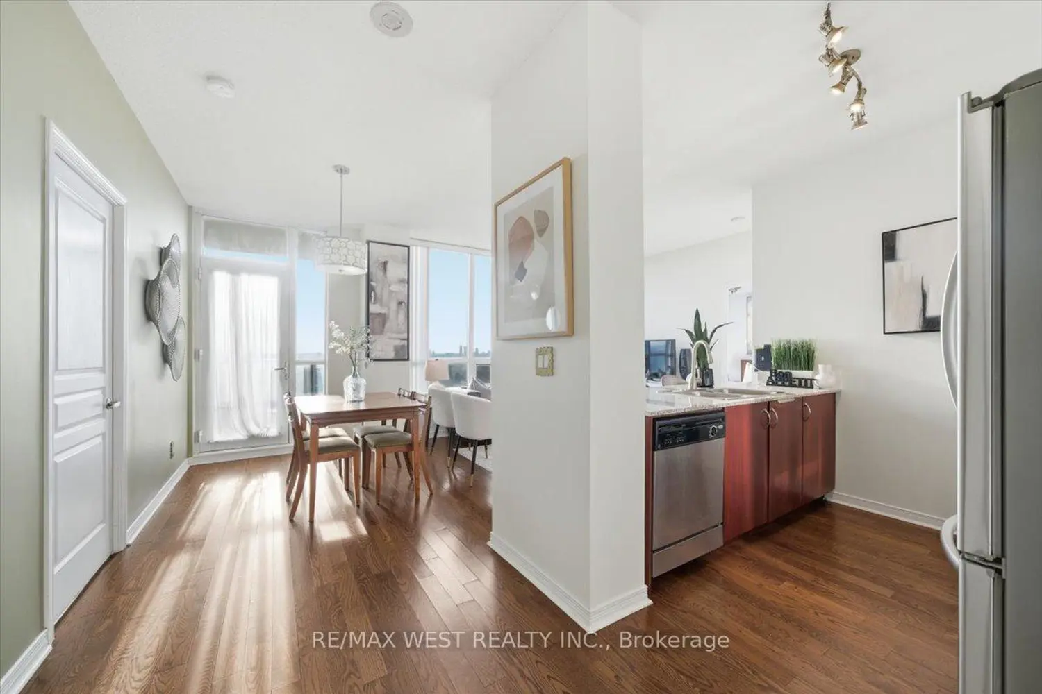 2240 Lake Shore Boulevard 3302 photo 2