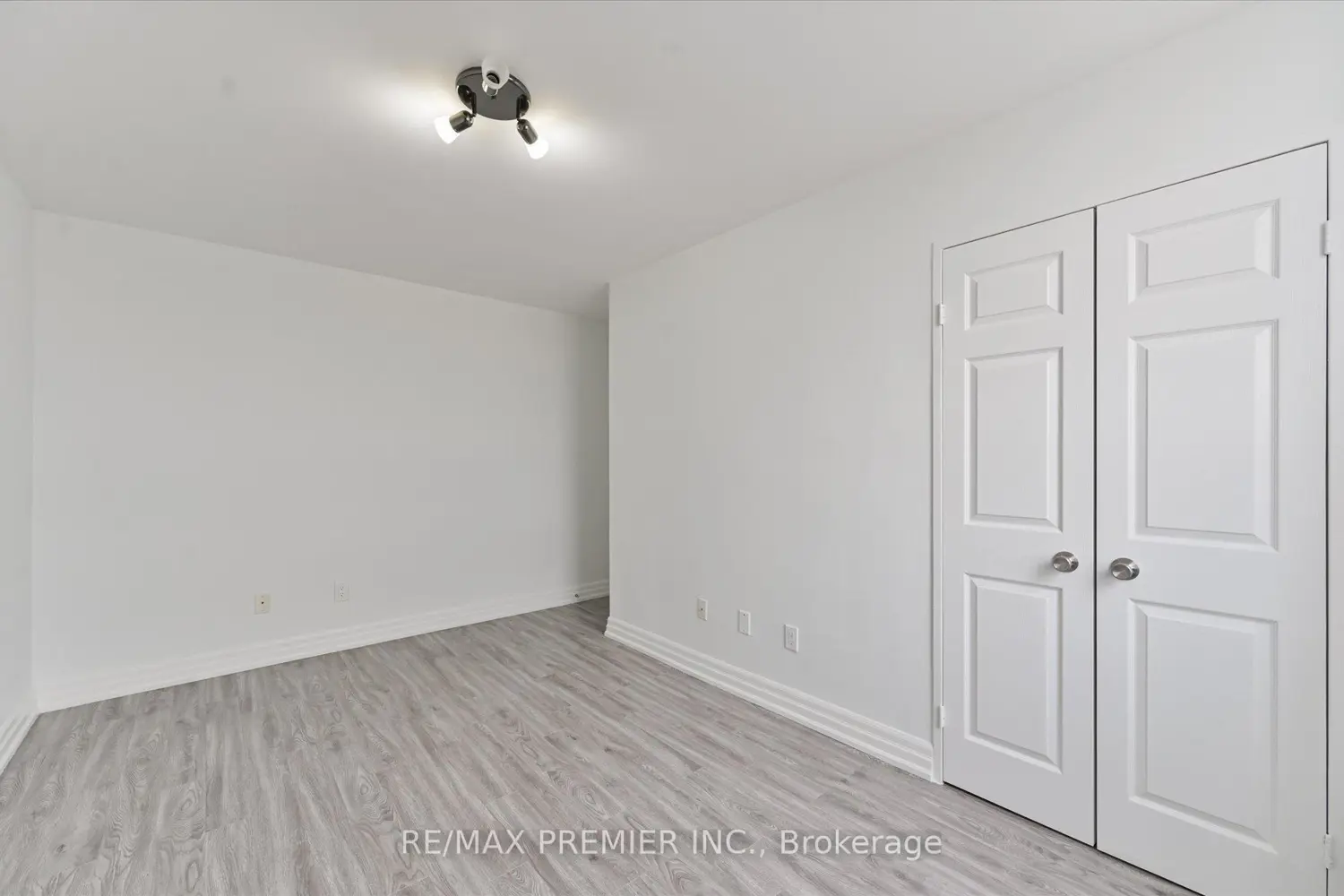 25 Four Winds Drive 604 photo 4
