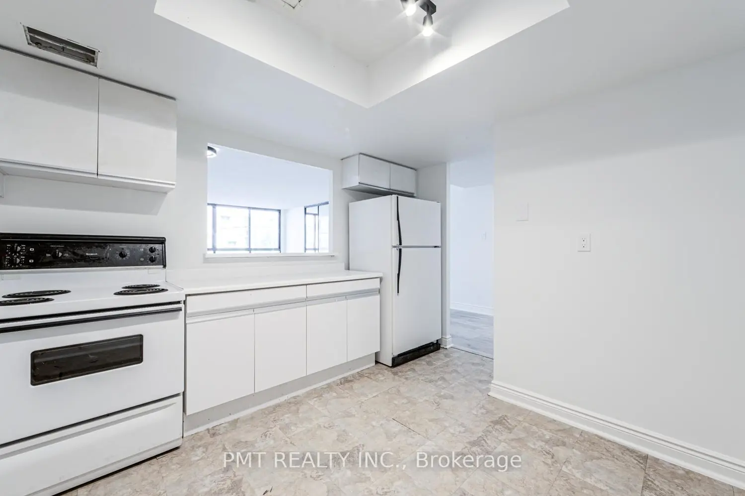 77 Carlton Street 202 photo 4