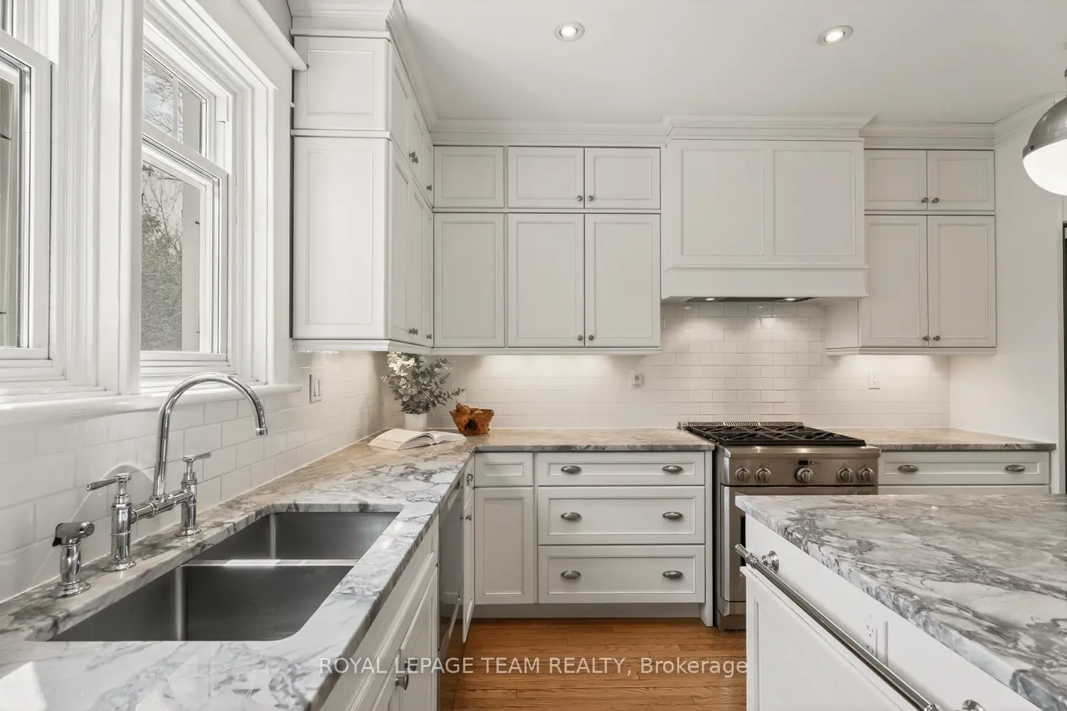 318 Clemow Avenue photo 2